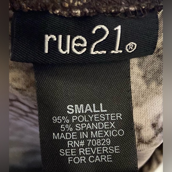 2/$15 Rue‎ 21- Black and white snake print leggings Size S - Picture 3 of 4